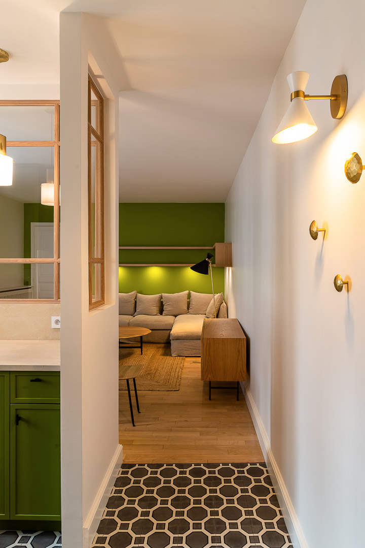 Caroline Champenois-Architecte d'intérieur - Décorateur-Renovation d'un pied à terre dans le centre de Paris-Entrée - Couloir - Dégagement - photo 3