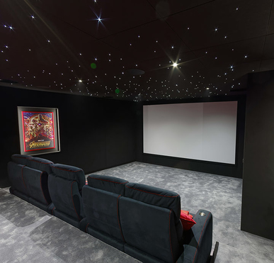 Ocinema-Domotique - Image - Son-Une salle de cinéma privée pour un chalet