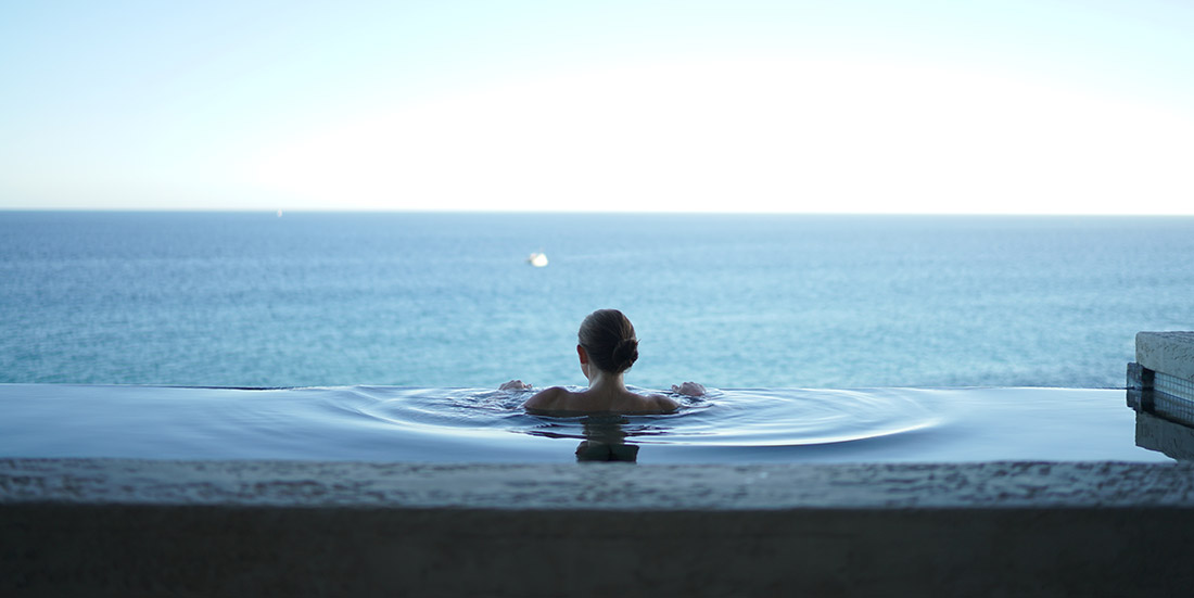 belle piscine à débordement - Arch & Home