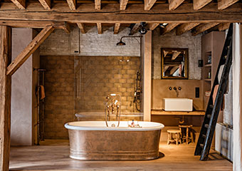 Belle baignoire ancienne en cuivre - Showroom Dauby à Anvers - Arch & Home