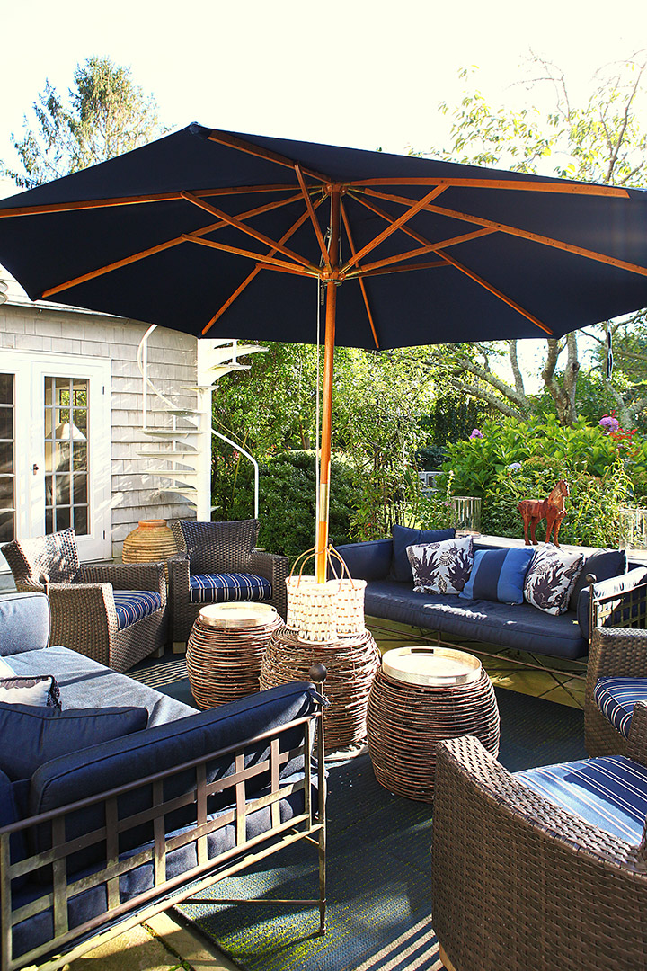 Un abri de soleil avec un grand parasol - Arch and Home