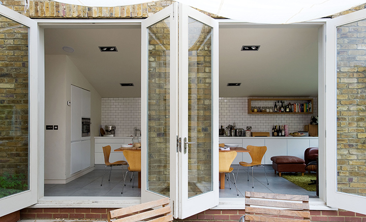 cuisine extérieure avec baies vitrées - Arch and Home
