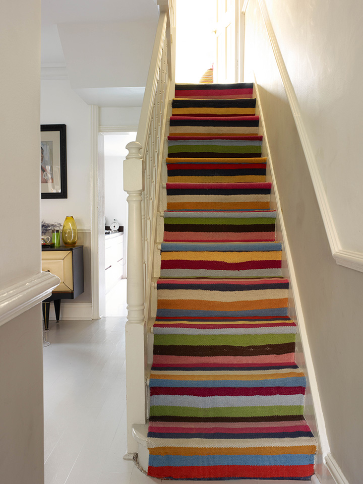 Rénover un escalier en bois avec un tapis coloré - Arch and Home