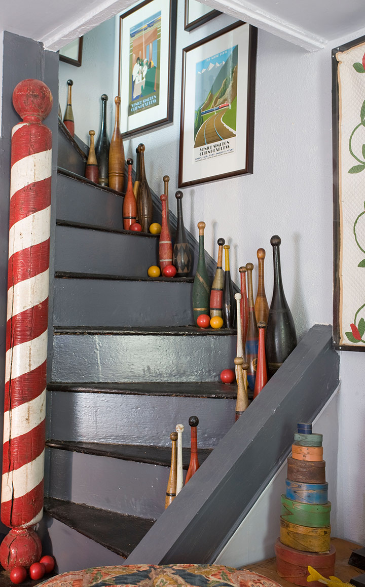 Rénover un escalier en bois avec des objets accumulés - Arch and Home