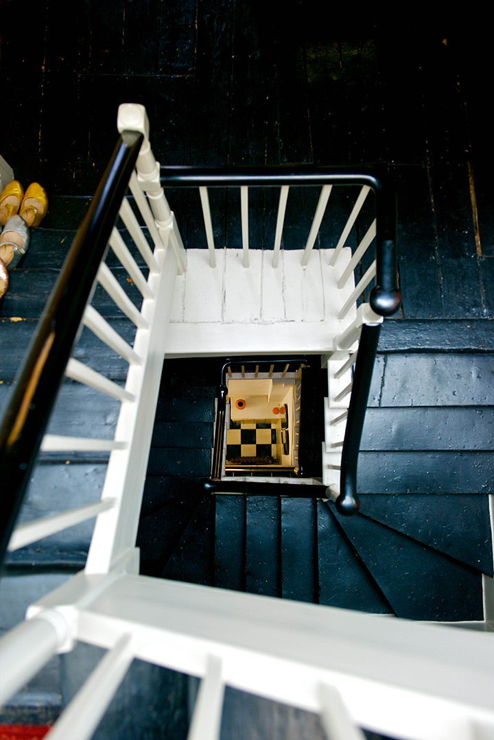 Rénover un escalier en bois en noir et blanc - Arch and Home
