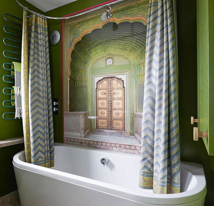 Une salle de bain de rêve avec peinture murale - Arch and Home