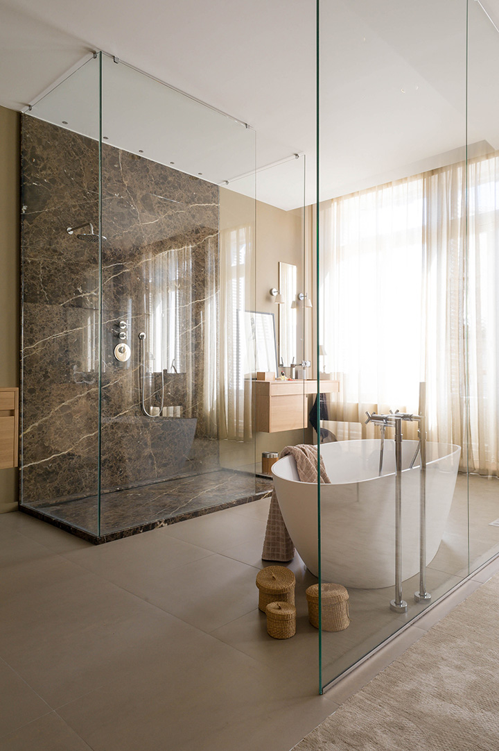 Une salle de bain de rêve avec des murs en verre - Arch and Home