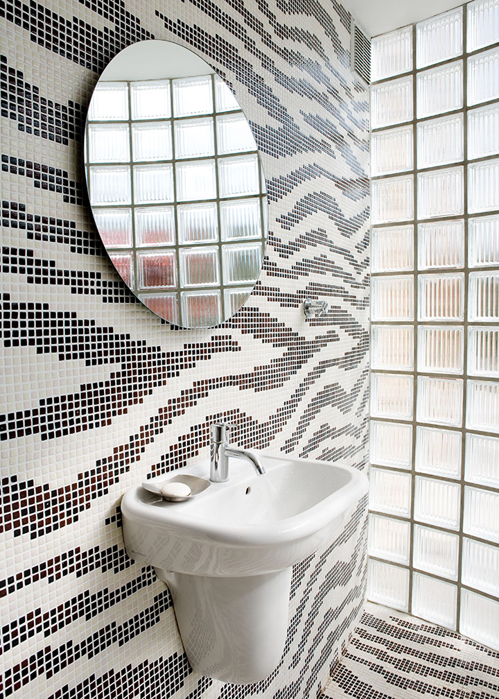 lave-mains - toilettes en mosaïque - Arch and Home