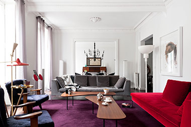 Décoration rouge - divan rouge dans un salon - Arch & Home