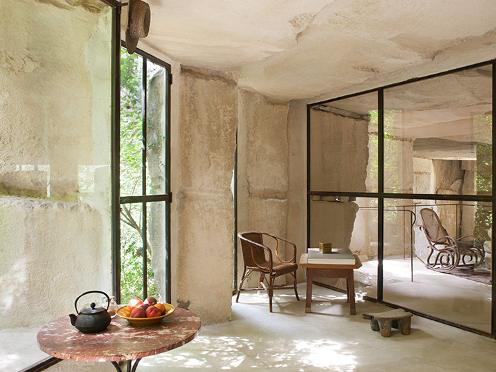 Cette maison en bois révèle la pierre à l'intérieur