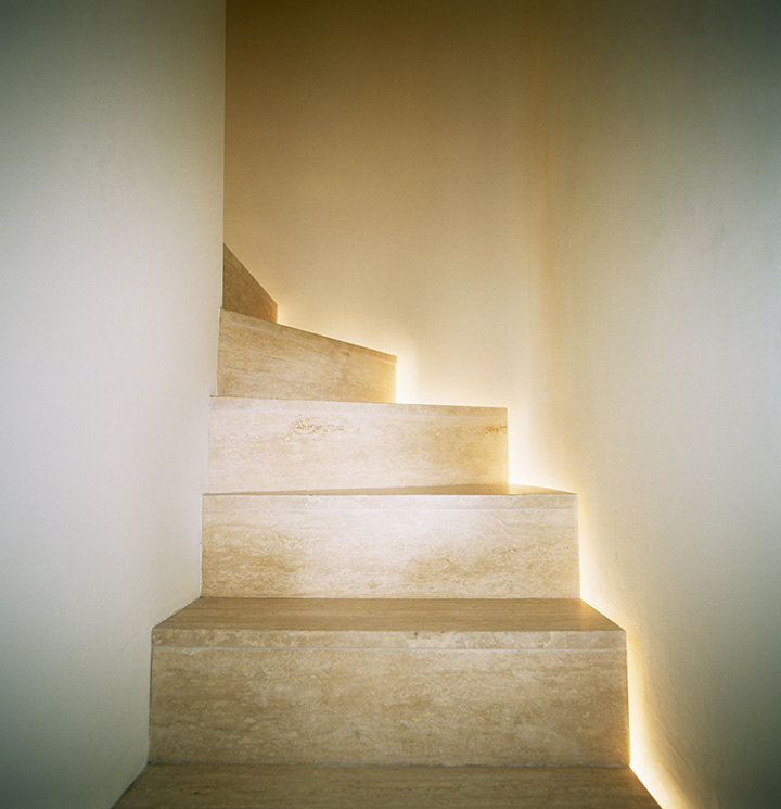 escalier lumineux en pierre de taille - Arch and Home