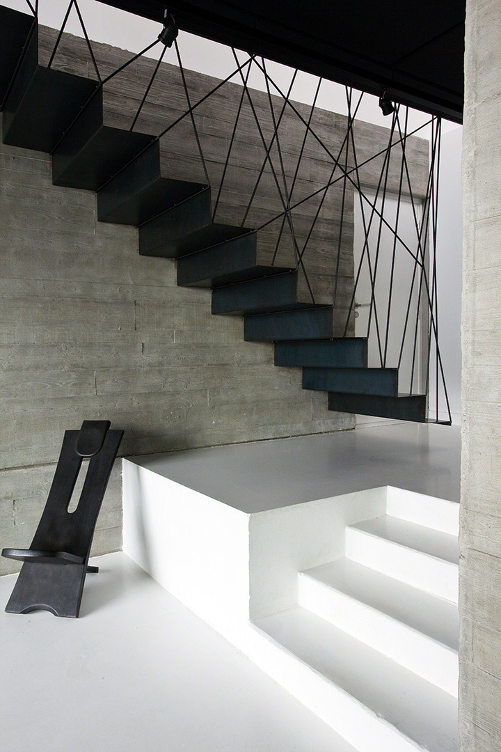 escalier contemporain en acier noir - Arch and Home
