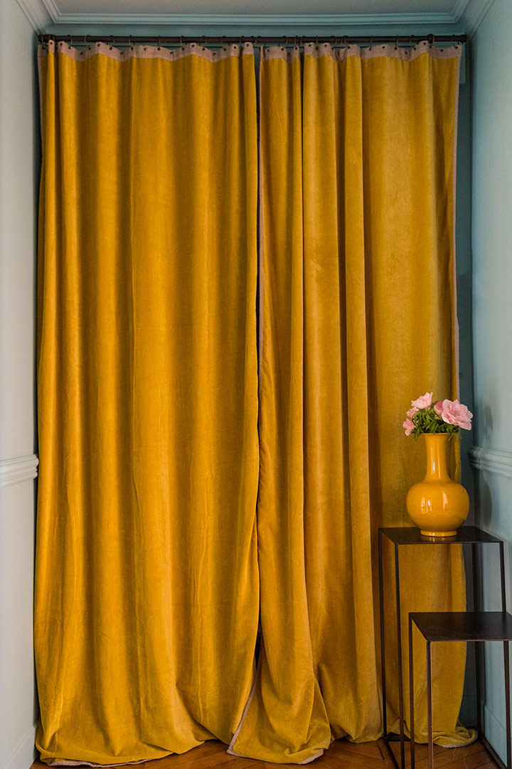 rideau jaune moutarde en velours - decoration jaune - arch and home