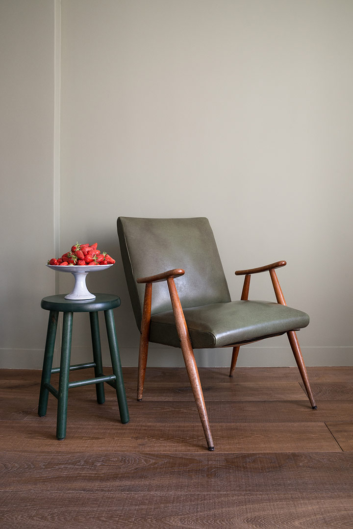 fauteuil et déco en vert argile - Arch and Home