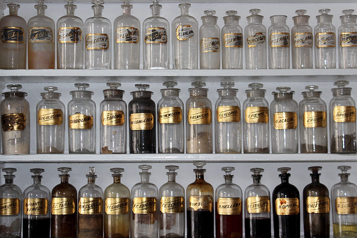 étagère de pharmacie ancienne avec flacons d'herboristerie - Arch and Home