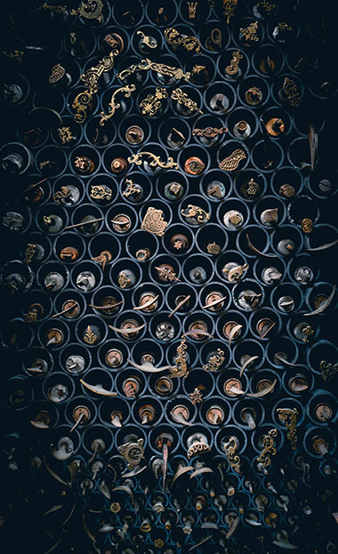 boutons de porte anciens dans meuble de métier - Arch and Home