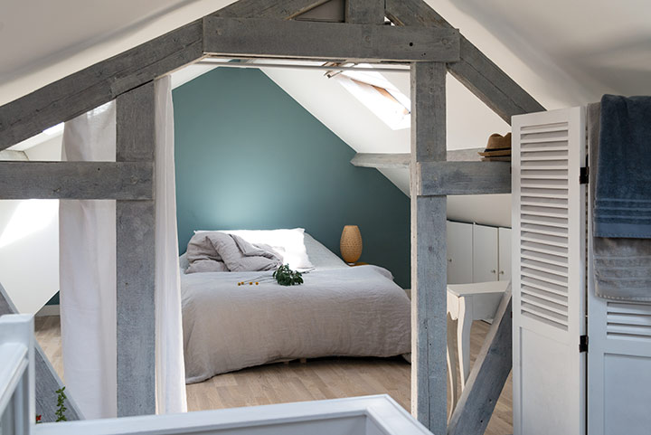 Chambre bleue sous les combles poutres apparentes - Arch & Home