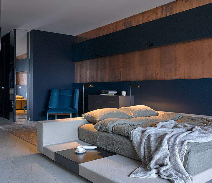 chambre style contemporain bleu et bois - Arch & Home