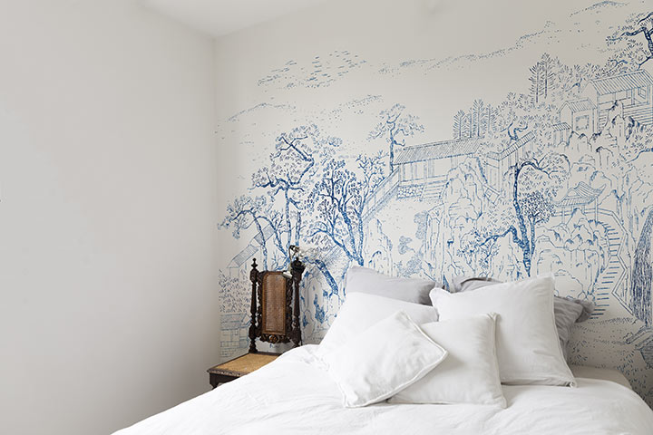 Chambre blanche avec fresque murale - Arch & Home