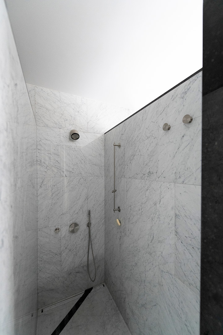 Petite salle de douche en marbre blanc - Dom Palatchi sur Arch & Home