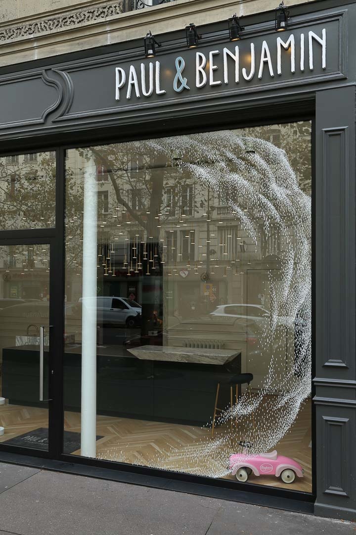 by R-Artiste peintre - Dessinateur-Expansion - Décor d'une vitrine de Showroom à Paris-0 - photo 1