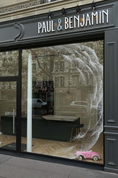 by R-Artiste peintre - Dessinateur-Expansion - Décor d'une vitrine de Showroom à Paris