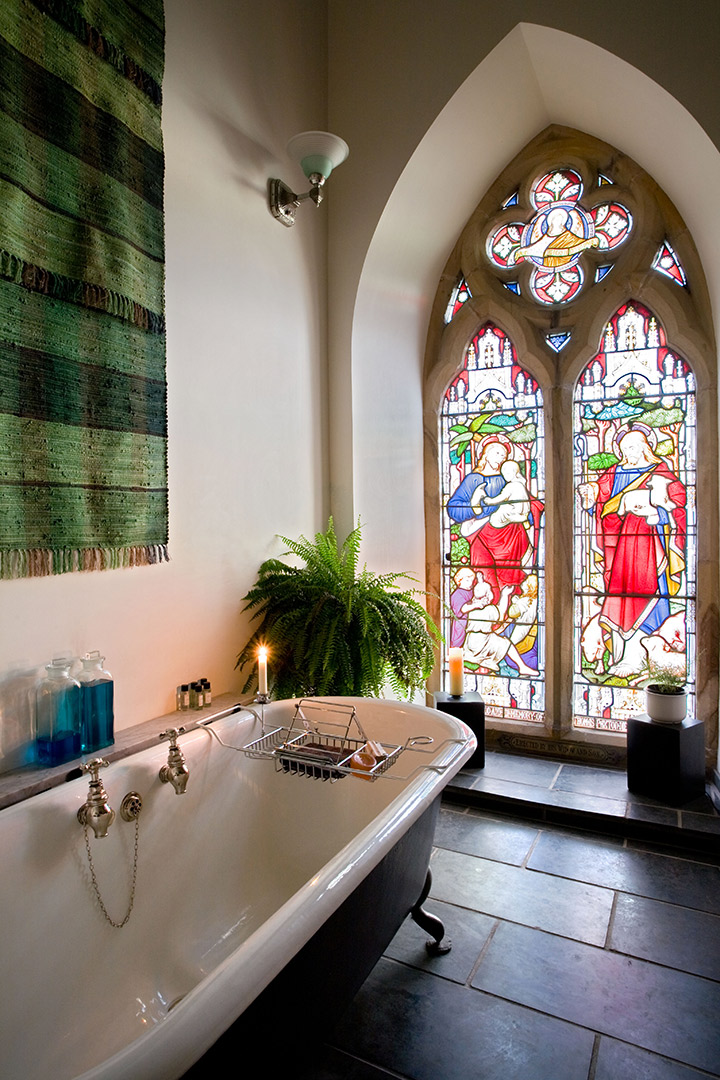 Une salle de bain de rêve avec des vitraux - Arch and Home