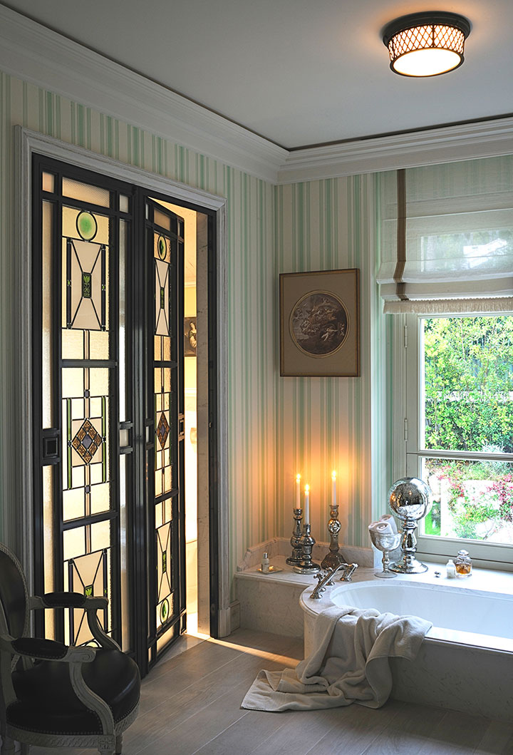 salle de bains verte avec sublimes vitraux contemporains - Arch & Home
