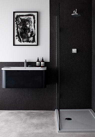 salle de douche noire et blanche - Arch & Home